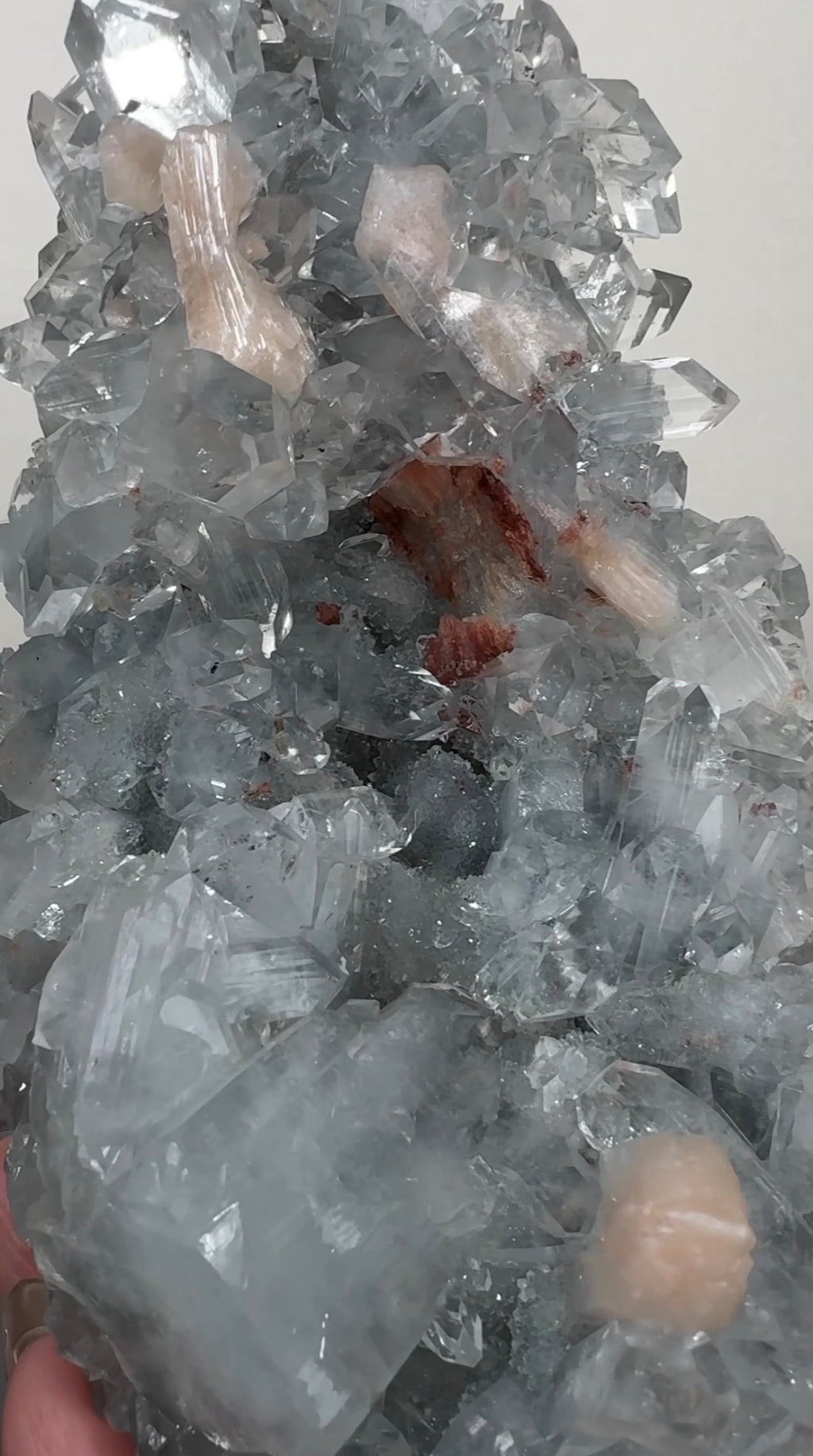 Apophyllite on Chalcedony with Heulandite | BDB