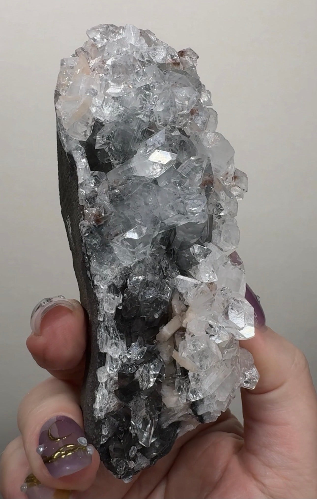 Diamond Apophyllite on Black Chalcedony with Heulandite | BDM