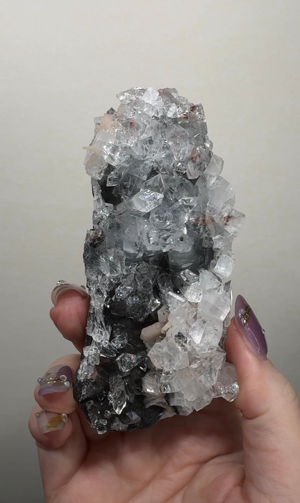 Diamond Apophyllite on Black Chalcedony with Heulandite | BDM
